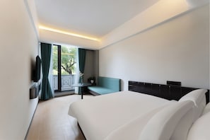 Eenvoudige eenpersoonskamer | Pillowtop-bedden, een kluis op de kamer, verduisterende gordijnen