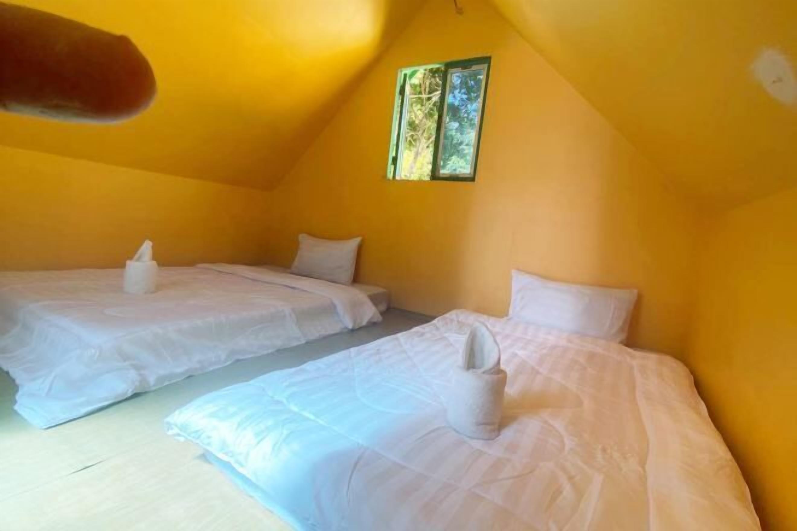 Soundproofing, free WiFi, bed sheets