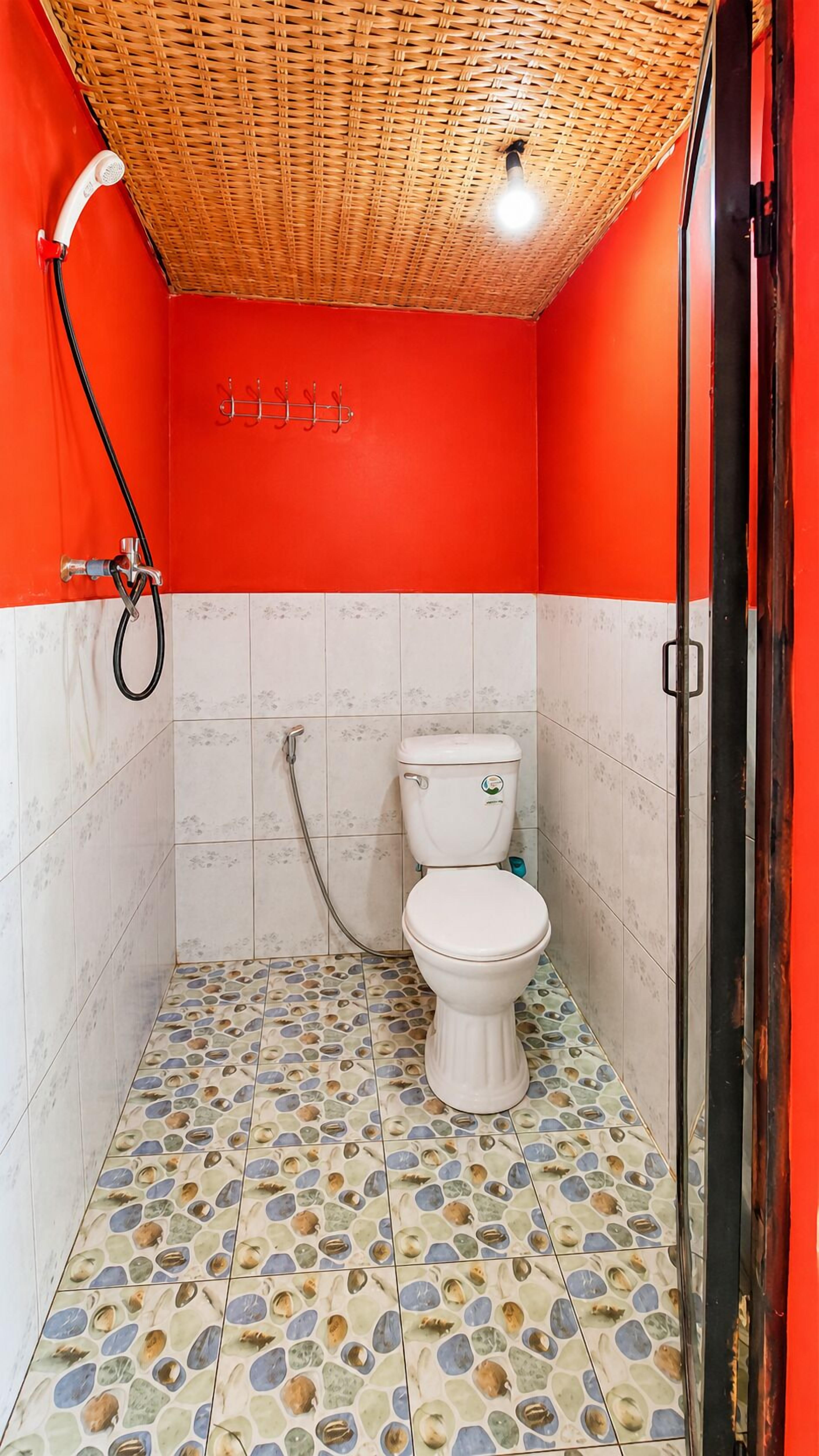 Basic Double Room, Partial Ocean View | Bathroom