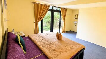 Basic Double Room, Partial Ocean View | Soundproofing, free WiFi, bed sheets