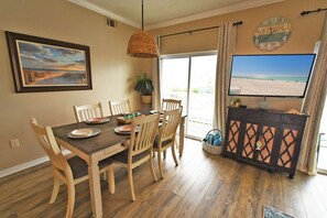 Dining - Your Destin Beach Getaway! Bring Your Boat!  Park Your Trailer Under the Unit! (Destin)