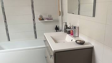 Douche, sĂšche-cheveux, serviettes fournies, papier toilette