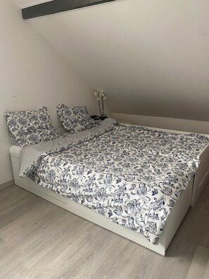 3 bedrooms, iron/ironing board, WiFi, bed sheets