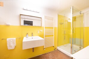 Dusche, Haartrockner, Bidet, Handtücher