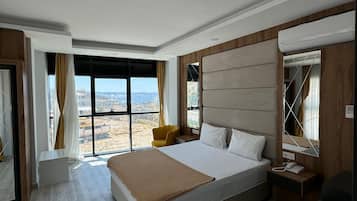 Suite de lujo, vistas a la montaña | Espacio para trabajar con un portátil y tabla de planchar con plancha
