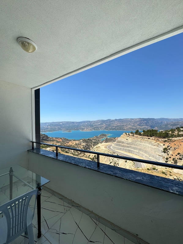 Luksussuite, balkong, utsikt mot innsjø | Terrasse/patio