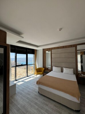 Luksussuite, fjellutsikt | Skrivebord for bærbar PC, strykejern/-brett og wi-fi (inkludert)