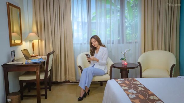 Desk, laptop workspace, free WiFi - Stay 'd Kuningan (Jakarta)