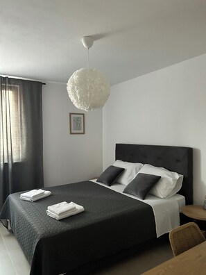 2 dormitorios, caja fuerte, escritorio y tabla de planchar con plancha