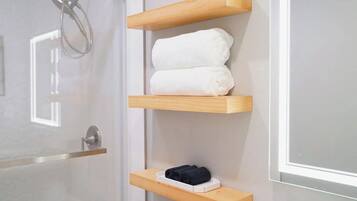 Fer et planche à repasser, lit parapluie, Wi-Fi gratuit, draps fournis