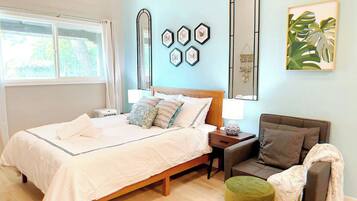 Een strijkplank/strijkijzer, reisbedje, gratis wifi, beddengoed