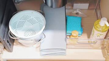 Een koelkast, een microgolfoven, een kookplaat