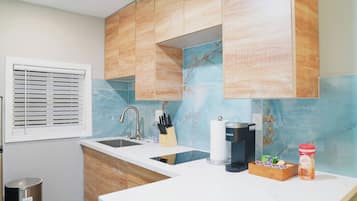 Een koelkast, een microgolfoven, een kookplaat