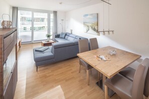 Fernseher, Tischtennisplatte