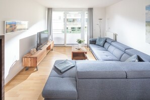 Una televisión, una mesa de tenis de mesa