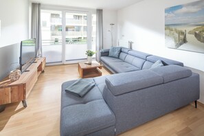 Una televisión, una mesa de tenis de mesa