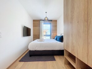 Planxa i posts de planxar, wifi gratuïta i roba de llit 