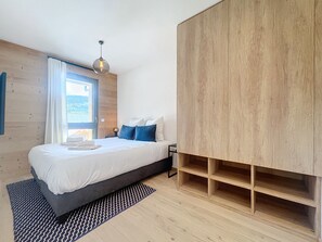 Tabla de planchar con plancha, wifi gratis y ropa de cama