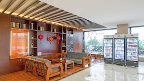 Una biblioteca moderna con muebles de madera, estanterías y objetos decorativos.