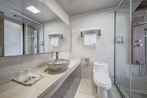 Dusj, dusjhode med hydromassaje, toalettartikler (inkludert) og hårføner