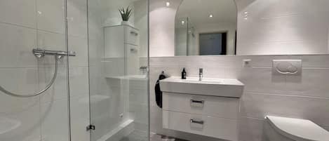 Dusche, Haartrockner, Bidet