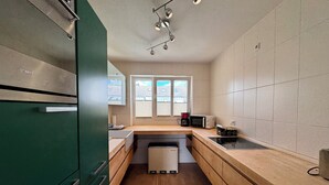 Kaffetrakter/tekoker, kjøleskap, mikrobølgeovn og ovn
