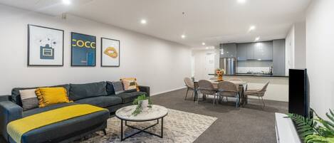 Apartment, 3 Bedrooms | Ruang tamu | 55 inci televisyen LED dengan kabel