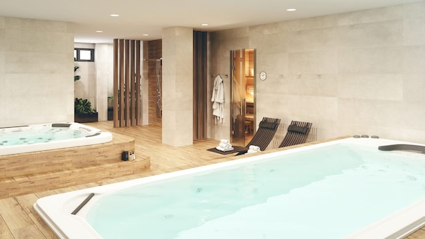 Ein moderner Wellnessbereich mit zwei Whirlpools, Holzboden und einem großen Schwimmbecken.