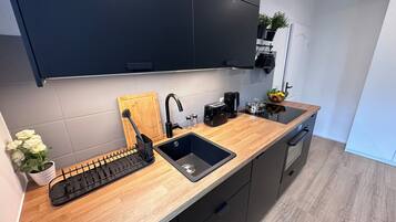 Kühlschrank, Mikrowelle, Ofen, Herdplatte