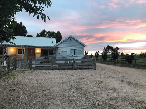 A Cottage of comfort on historic farm -Long John Cottage 
