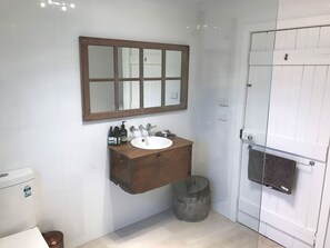 Douche, articles de toilette écologiques, sèche-cheveux