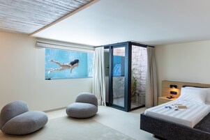 Ropa de cama de alta calidad y caja de seguridad en la habitación 