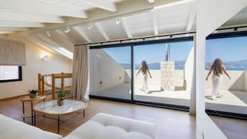 Executive Maisonette with Sea view and outdoor Hydromassage Bathtub | Khu phòng khách