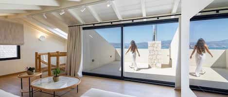 Executive Maisonette with Sea view and outdoor Hydromassage Bathtub | Living area