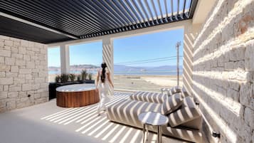 Deluxe Apartment with Sea view and outdoor Hydromassage Bathtub | Terrace/patio