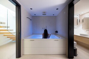 Grand Maisonette with Sea view and Private Pool | Bathroom | Hair dryer, bathrobes, slippers, towels - ILVA SUITES (Nafplio)