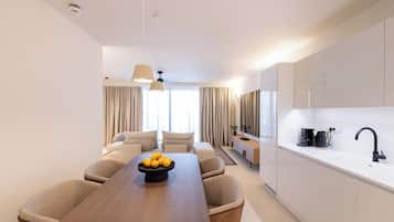 Deluxe Apartment with Sea view and outdoor Hydromassage Bathtub | Living area