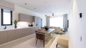 Full-size fridge, oven, stovetop, dishwasher