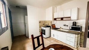 Kühlschrank, Mikrowelle, Ofen, Wasserkocher mit Kaffee-/Teezubehör