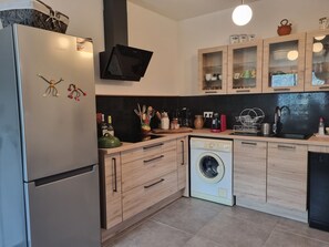 Kühlschrank, Mikrowelle, Ofen, Herdplatte