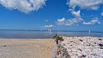 Una spiaggia nelle vicinanze