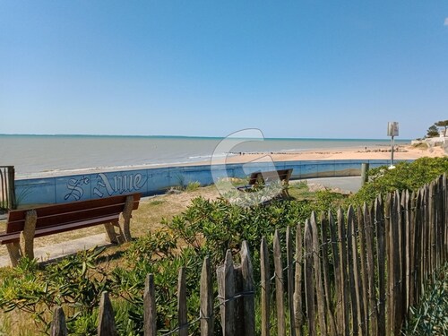 Cozy 4/5 Person Cottage with Shared Pool, 200m from Beach, La Tranche-sur-Mer