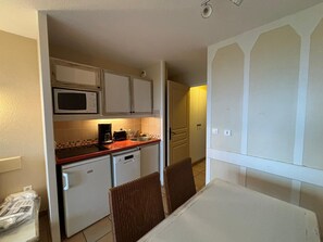 Refrigerador, microondas, parrilla de estufa y cafetera y tetera 