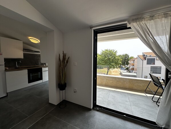 Frigorífico, microondas, horno y placa de cocina