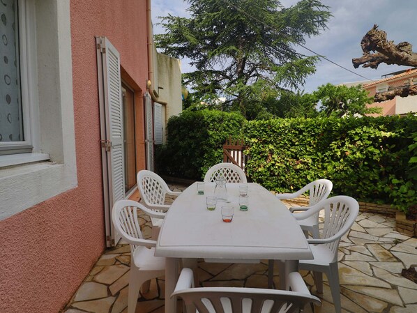 Outdoor dining - T2 cabin with private parking and garden in Sète (Sète)