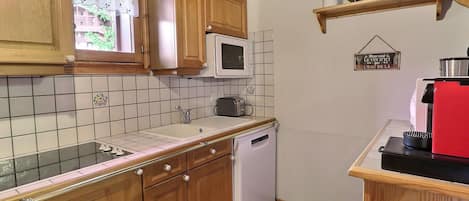 Fridge, microwave, stovetop, dishwasher