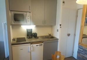 Fridge, dishwasher, coffee/tea maker, toaster