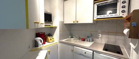 Réfrigérateur, four à micro-ondes, lave-vaisselle, cafetiÚre-théiÚre