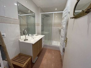 Bathroom - Modern comfort: Lovely 1BR with balcony, direct beach access, WiFi - St Jean de Monts (Saint-Jean-de-Monts)