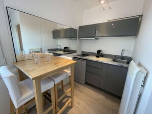 Kühlschrank, Mikrowelle, Herdplatte, Geschirrspüler